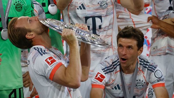 Harry Kane y Thomas Müller celebrando el título del Bayern Múnich (AFP)