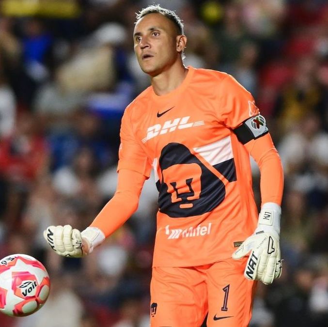 Keylor Navas celebra el primer triunfo con Pumas (Mexsport)