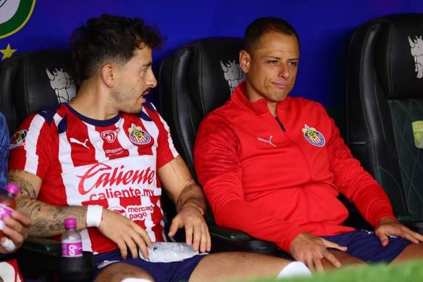 Chicharito en la banca de Chivas con Alan Mozo (Mexsport)