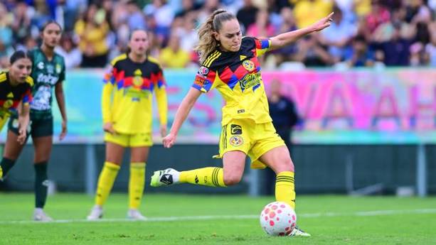 Irene Guerrero cobra el penal para el segundo gol (Mexsport)
