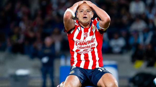 Chicharito se lamenta en el campo (Imago7)