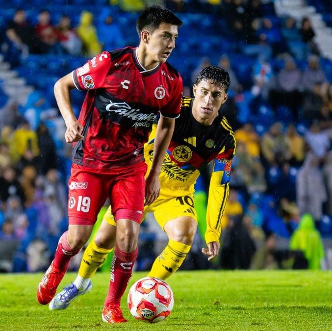 Gilberto Mora en duelo ante el América en el Apertura 2025 (Imago7)