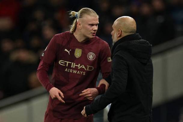 Haaland platica con Guardiola (AFP)