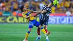 Lainez y Chávez disputan un balón en el último Clásico Regio (Imago7)
