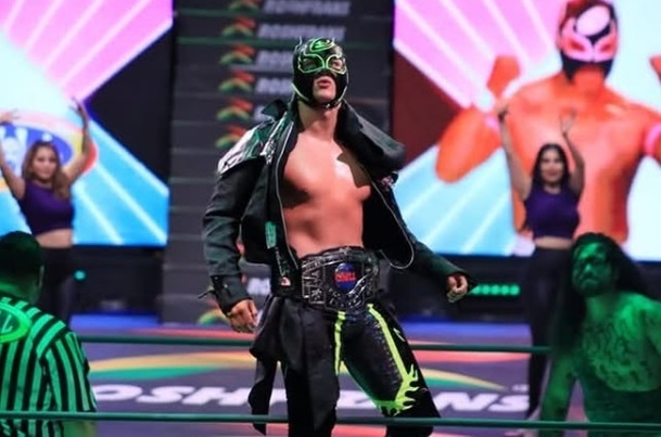 Neón tiene diferentes atuendos para sus luchas.