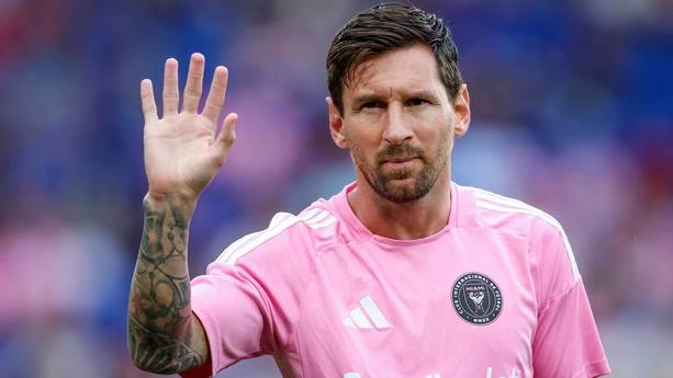 Lionel Messi saluda a los aficionados (AFP)