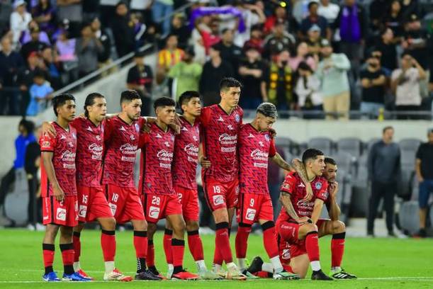 Jugadores de Mazatlán observan la serie de penaltis (Mexsport)