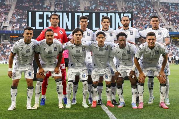 Jugadores de Querétaro antes de debutar en la Leagues Cup (Reuters)