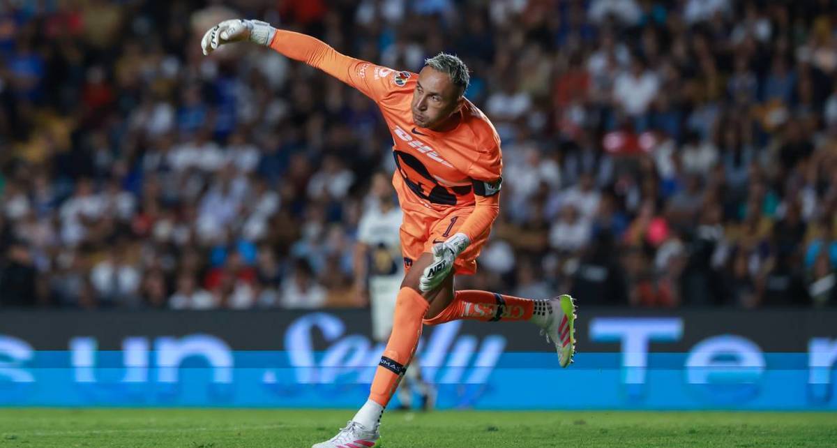 Keylor Navas despeja con Pumas (Imago7)