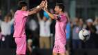 Messi y Segovia celebran un gol al Atlas (Reuters)