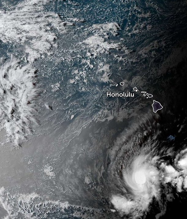 Tsunami pasa por debajo de ciclón en Honolulu.