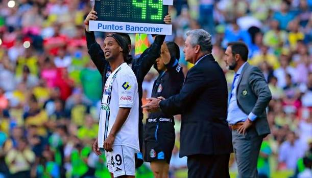 Vucetich acompaña a Ronaldinho antes de ingresar de cambio (Mexsport)