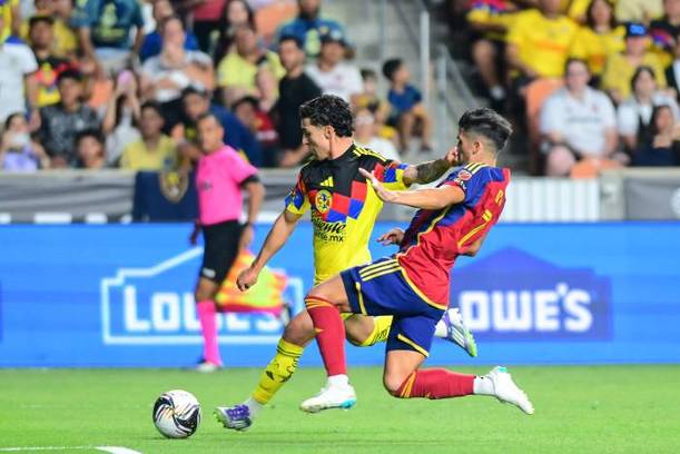 Zendejas intenta un disparo ante Real Salt Lake (Mexsport)