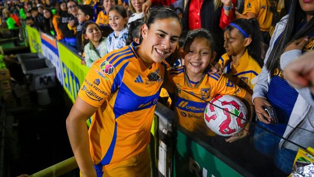 Jimena López atendiendo a los fans. (Imago7)