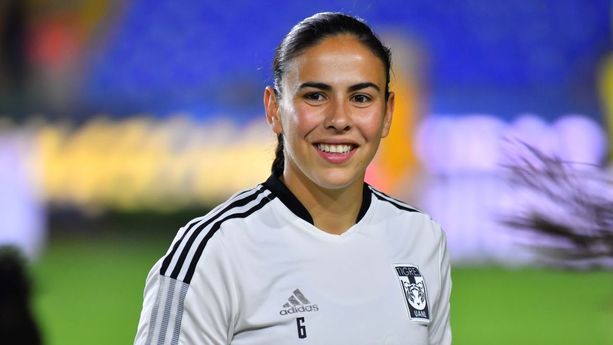 Jimena López atendiendo a los fans. (Foto: Imago7)