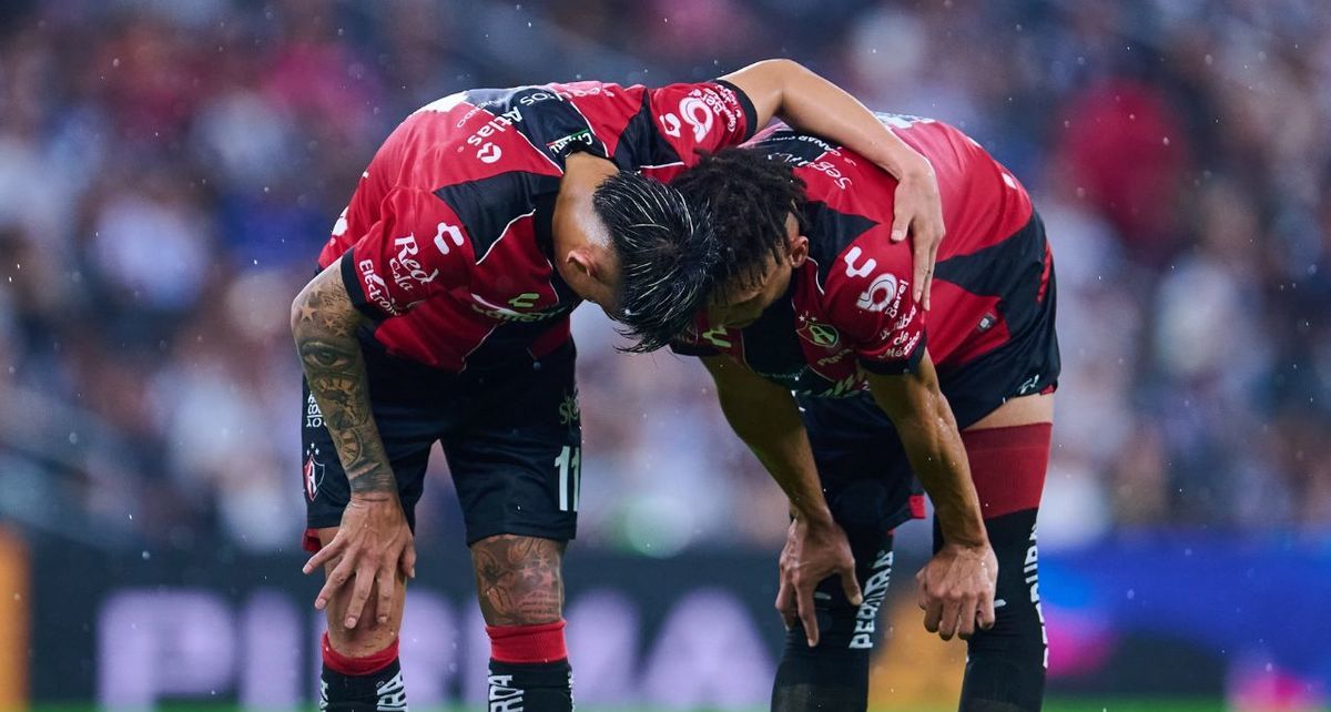 Dos jugadores no estuvieron presentes en el partido por castigo. (Foto: Mexsport)