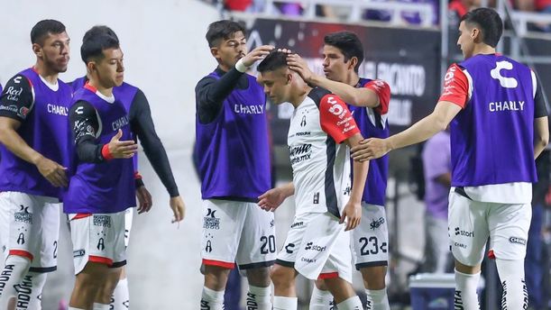 Mateo García con sus compañeros del Atlas. (Foto: Mexsport)