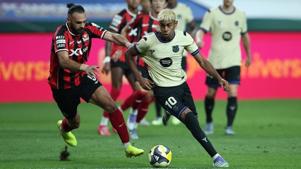 Yamal disputa un balón en el amistoso entre Barcelona y FC Seoul (Reuters)