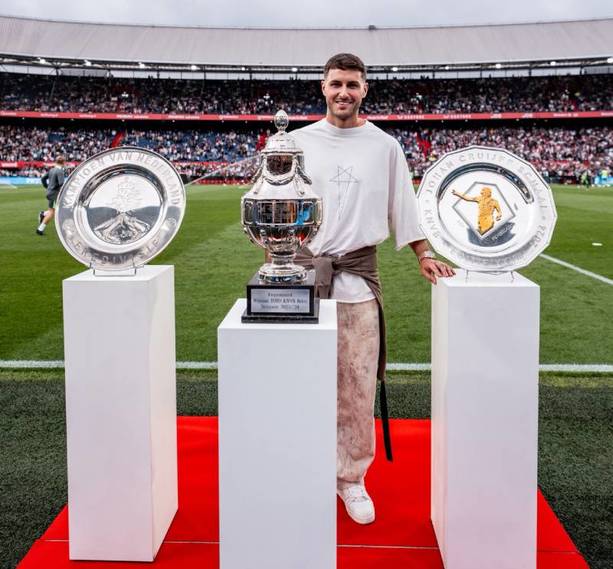 Gimenez posa con los títulos logrados (@Feyenoord)