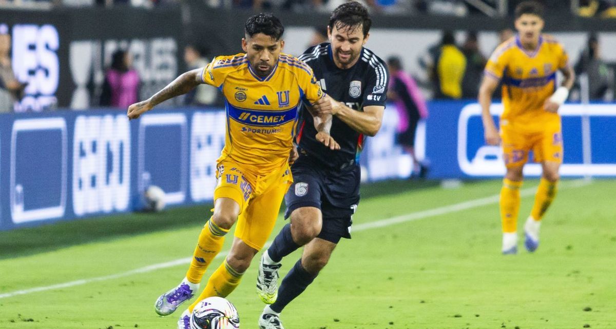 Javier Aquino en duelo ayer ante San Diego (Mexsport)