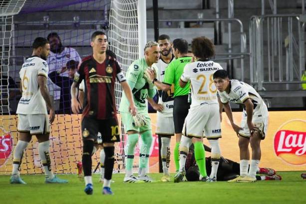 Keylor Navas reclama al árbitro (Mexsport)