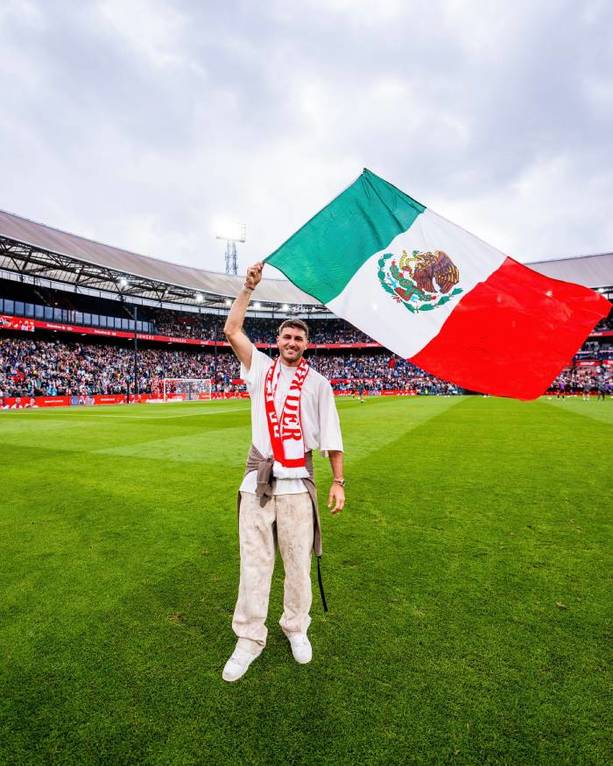 Santi Gimenez muestra con orgullo la bandera de México (@Feyenoord)