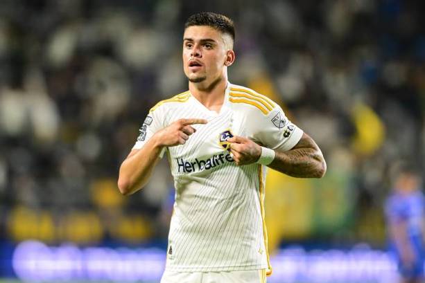 Gabriel Pec presume su escudo tras el gol a Cruz Azul (Mexsport)
