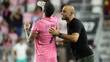 Javier Mascherano da indicaciones a De Paul (Reuters)