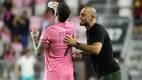 Javier Mascherano da indicaciones a De Paul (Reuters)
