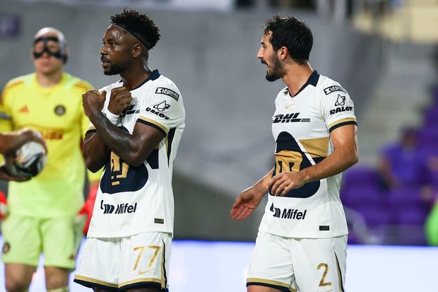 Álvaro Angulo termino el encuentro ante Atlanta United como portero después de la expulsión de Keylor Navas. Foto:@PumasMx