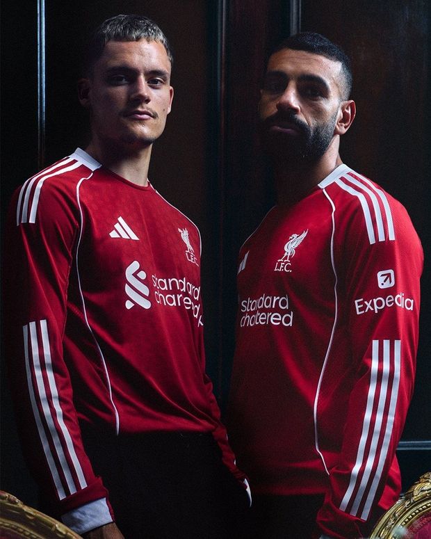 Florian Wirtz y Mohamed Salah posaron en la presentación del nuevo uniforme del Liverpool. @LFC