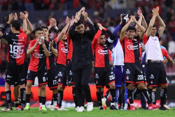 Gonzalo Pineda aplaude a la afición con sus jugadores (Imago7)