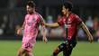 Lionel Messi, perseguido en el juego del Atlas (Reuters)