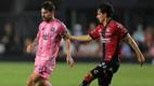 Lionel Messi, perseguido en el juego del Atlas (Reuters)