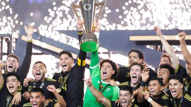 Memo Ochoa levanta la Copa Oro con la Selección Mexicana (Imago7)
