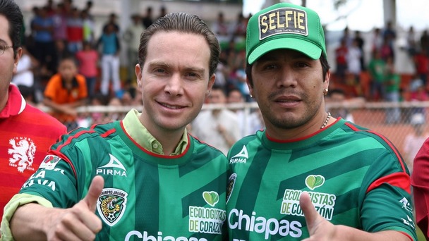 Salvador Cabañas junto a Manuel Velasco (Mexsport)