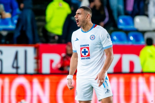 Giakoumakis, en un juego de Cruz Azul (Imago7)