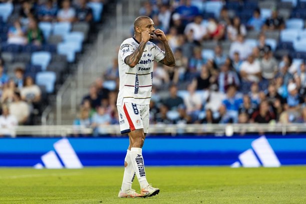 Joao Pedro celebra su anotación ante Minnesota