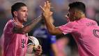 Luis Suárez y Rodrigo De Paul celebran un gol a Pumas (Reuters)