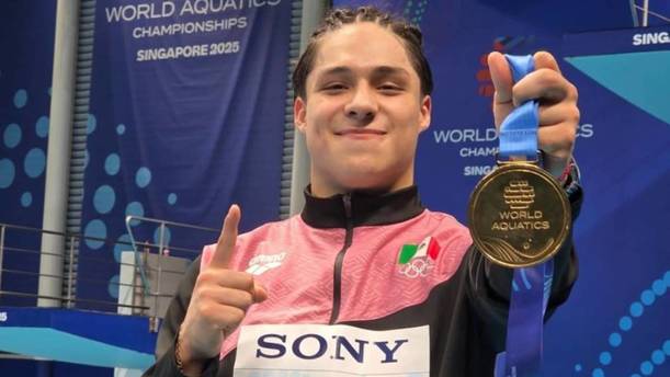 Osmar Olvera presume su Oro en el Mundial (World Aquatics)
