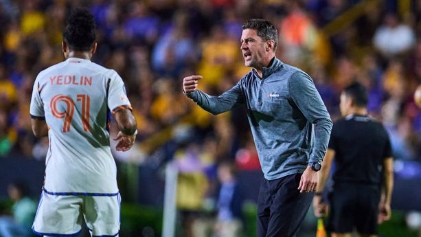 Pat Noonan acomodando a su equipo desde el banquillo. (Foto: Mexsport)