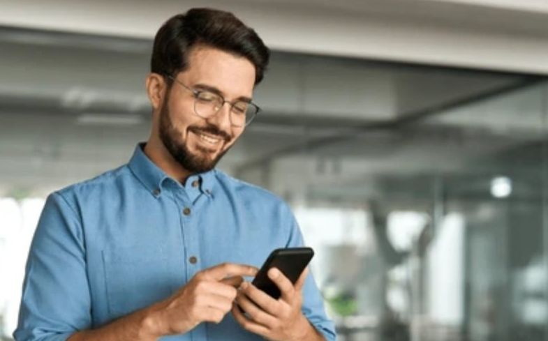 Uso del celular en el trabajo (Shutterstock)