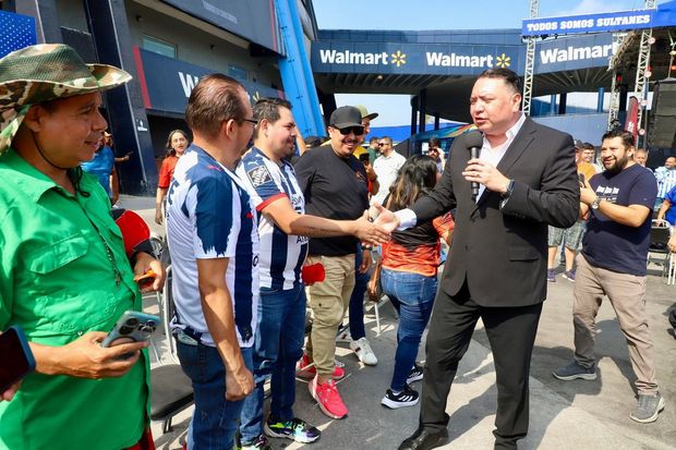 Willie atendió a los seguidores que se dieron cita. (Foto: Roberto Alanís)