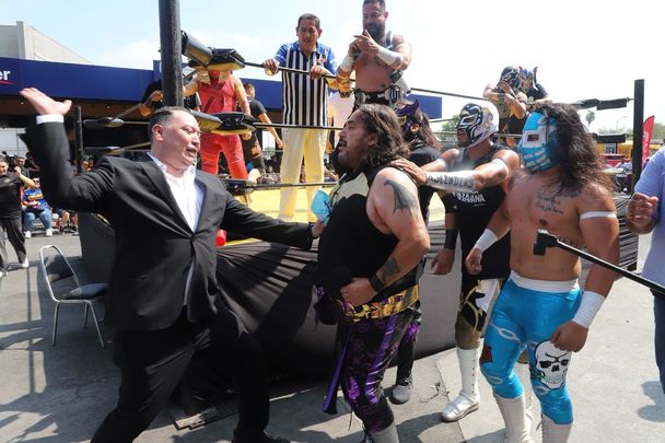 Willie hasta lanzó un golpe con los luchadores. (Foto: Roberto Alanís)