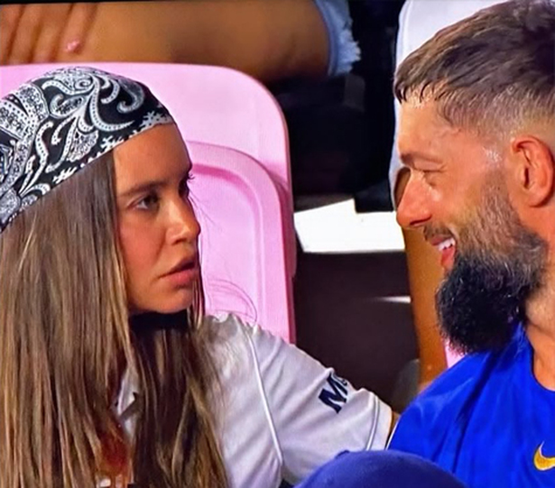 El luchador acudió con su esposa Verónica Rodríguez.
