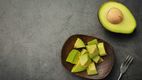 Si guardas tu aguacate en agua en el refri, estás cometiendo un grave error a tu salud. Foto: Freepik