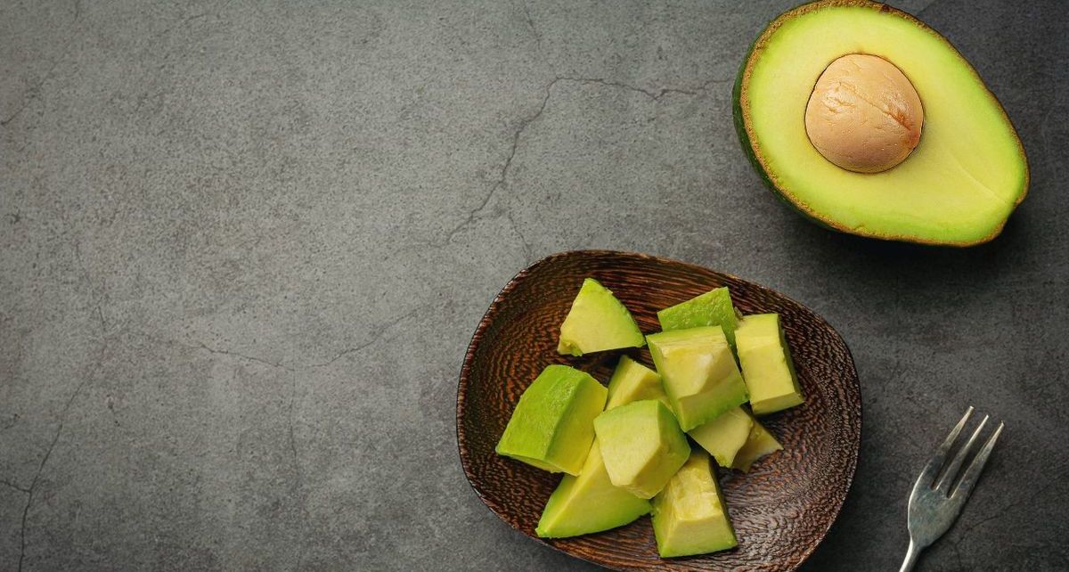 Si guardas tu aguacate en agua en el refri, estás cometiendo un grave error a tu salud. Foto: Freepik