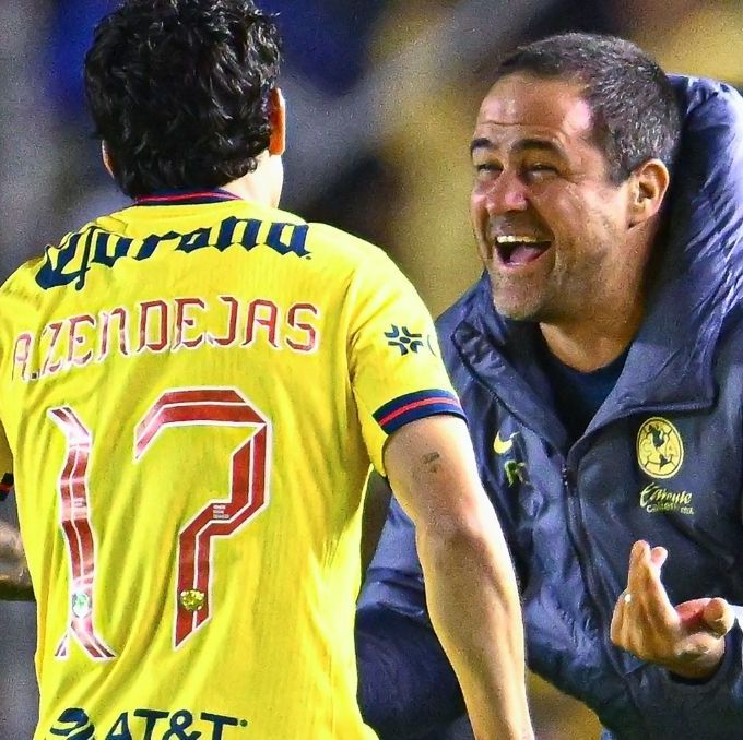 Jardine estaba feliz como niño abrazando a todos. (Foto: Mexsport)