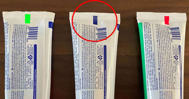 Los tubos de pasta de dientes suelen llevar un recuadro de color en la parte inferior trasera.