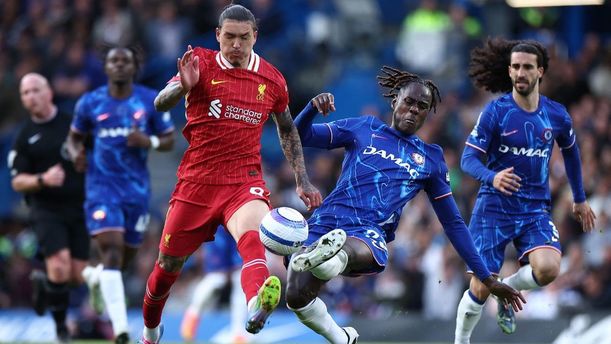 Darwin Núñez y Trevoh Chalobah en disputa del balón (AFP)